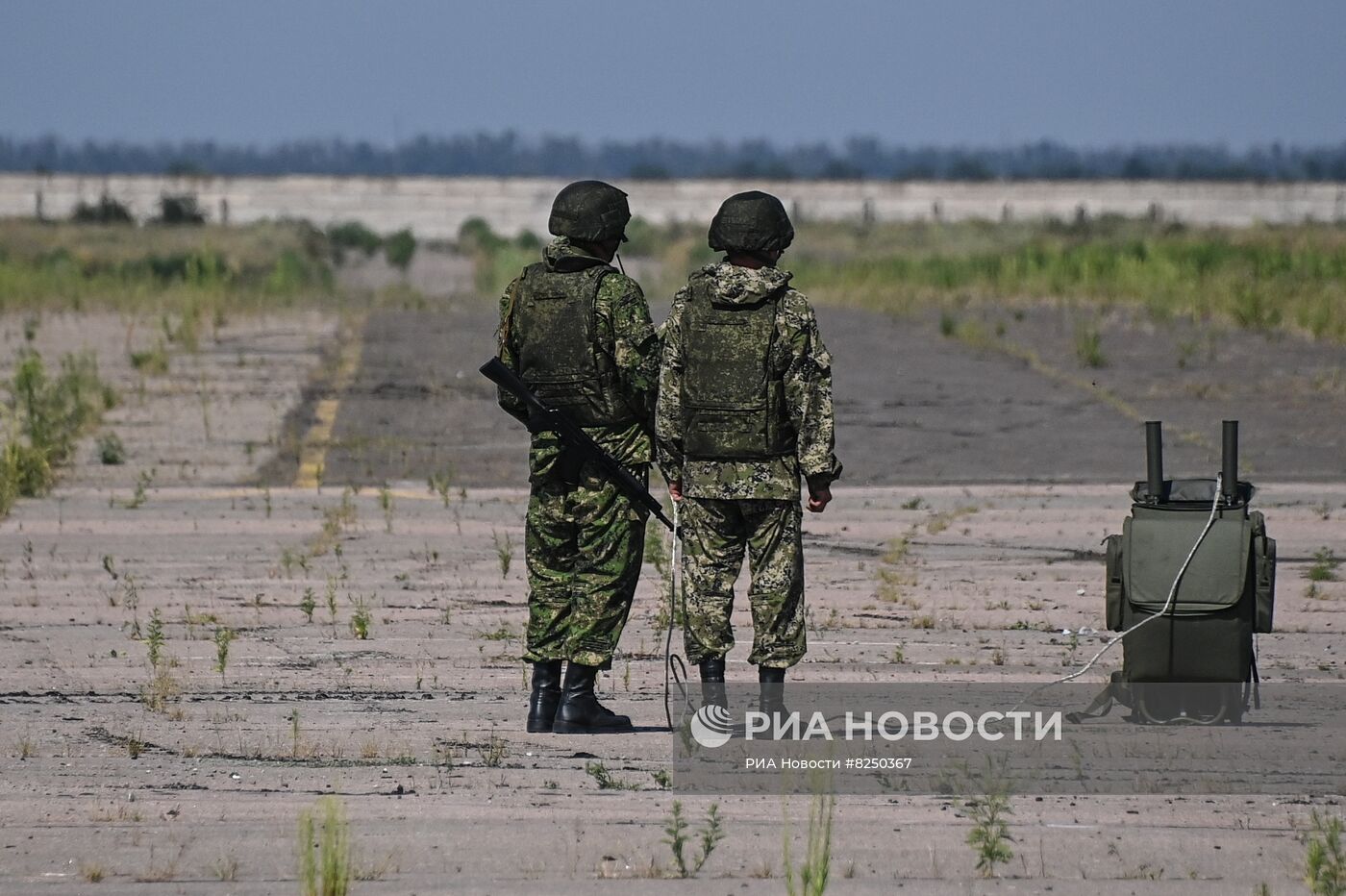 Обучение саперов в аэропорту Мариуполя