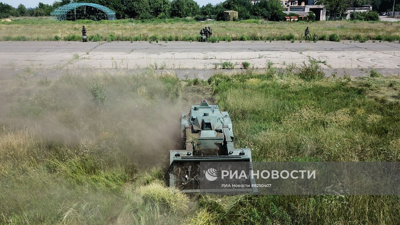 Обучение саперов в аэропорту Мариуполя