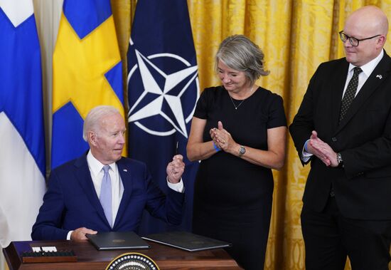 Д. Байден подписал договоры о присоединении Швеции и Финляндии к НАТО
