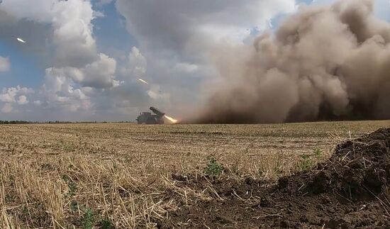 Работа расчетов РСЗО "Град" в ходе спецоперации на Украине