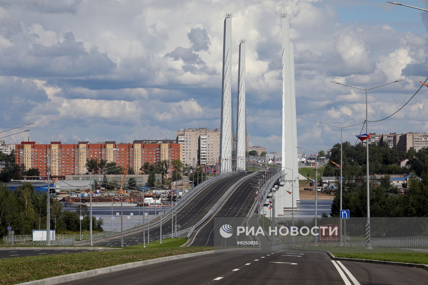 Президент РФ В. Путин принял участие в церемонии открытия нового моста через реку Шексну в Череповце