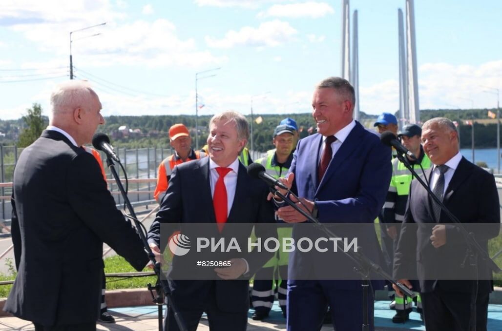 Президент РФ В. Путин принял участие в церемонии открытия нового моста через реку Шексну в Череповце