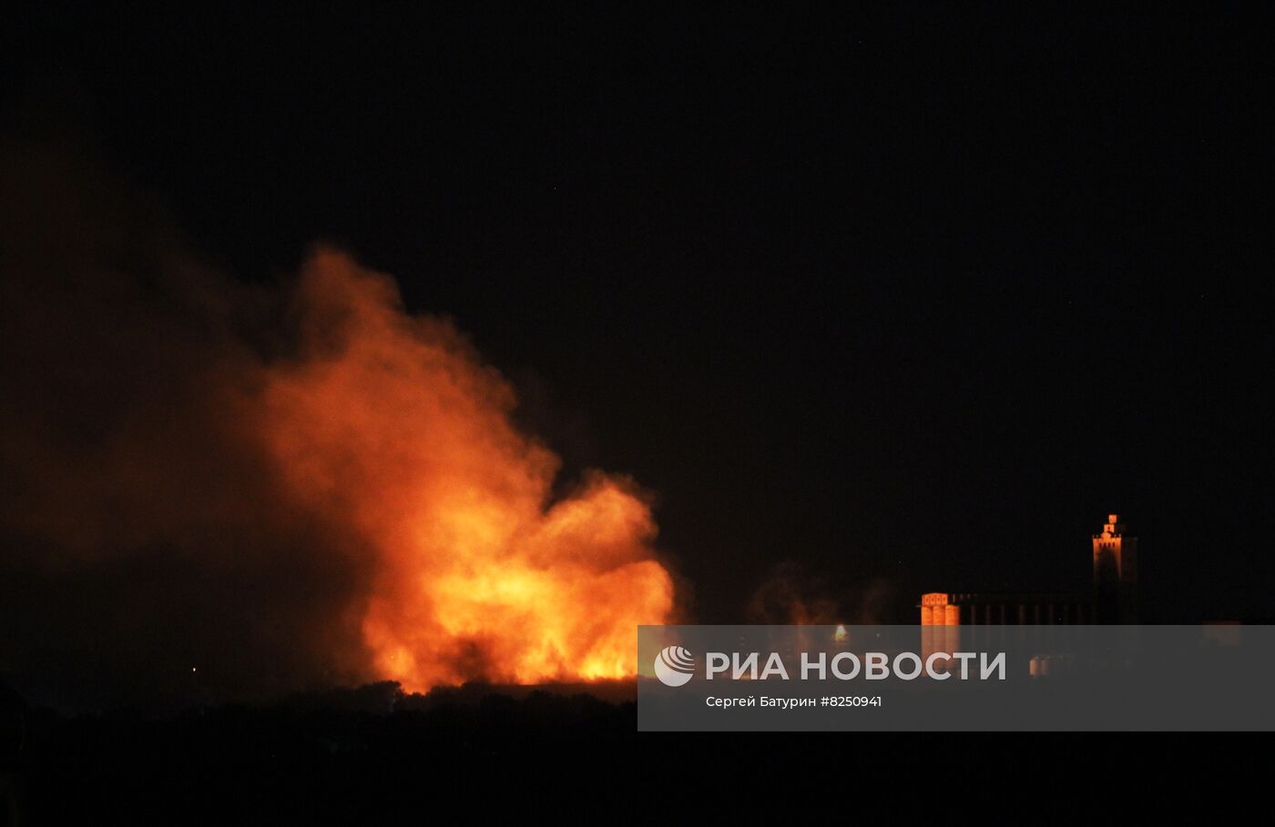 В Донецке после обстрела ВСУ горит пивзавод