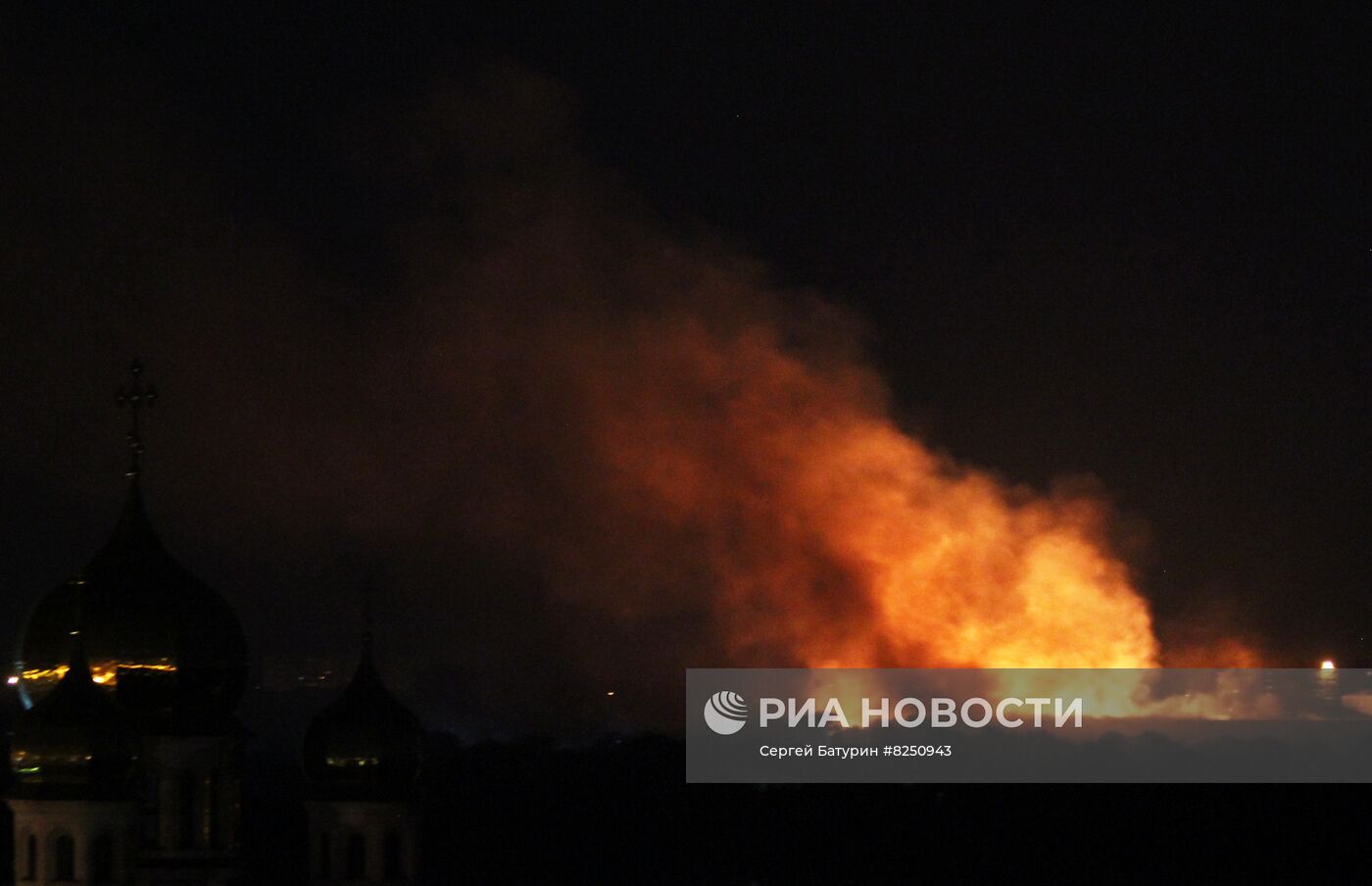 В Донецке после обстрела ВСУ горит пивзавод