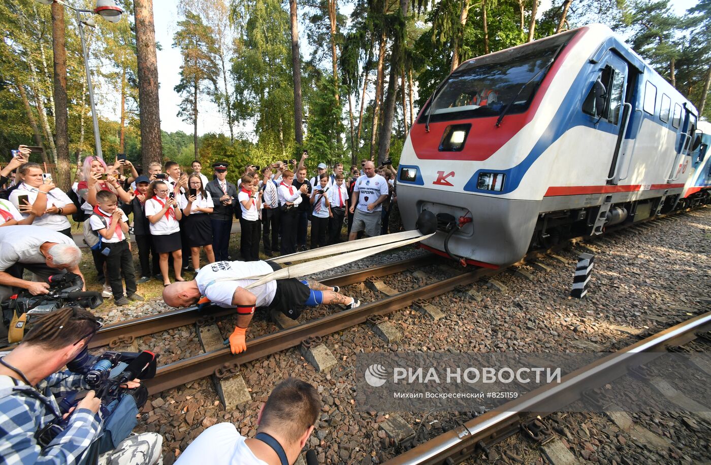 Установление нового мирового рекорда по буксировке железнодорожного состава  весом более 100 тонн | РИА Новости Медиабанк