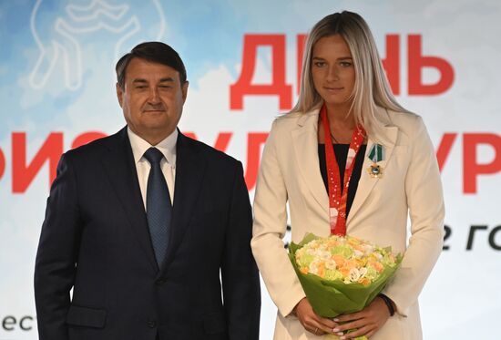 Помощник президента РФ И. Левитин наградил российских олимпийцев