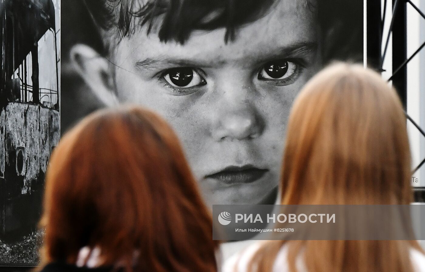 Фотовыставка "Посмотри в глаза Донбассу" в Красноярске