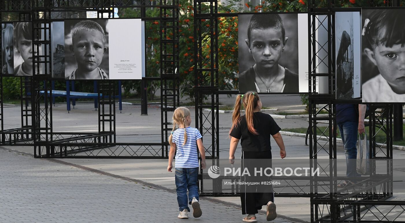 Фотовыставка "Посмотри в глаза Донбассу" в Красноярске