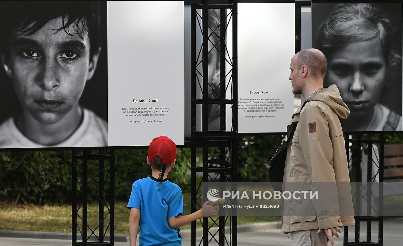 Фотовыставка "Посмотри в глаза Донбассу" в Красноярске