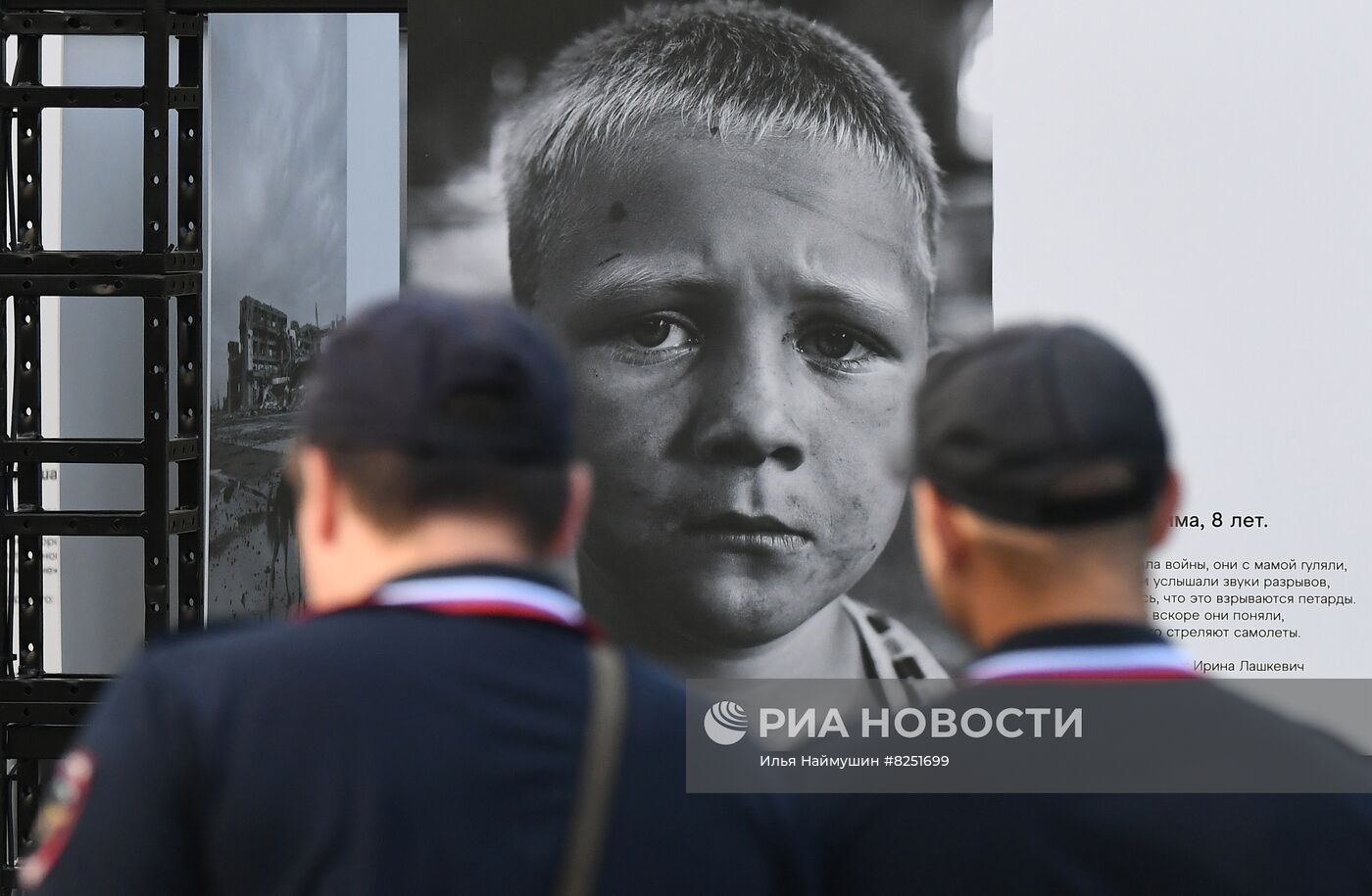 Фотовыставка "Посмотри в глаза Донбассу" в Красноярске