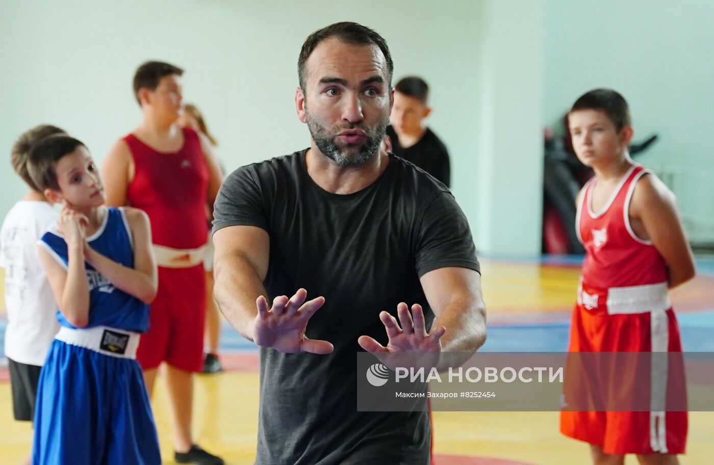 Спортсмены из РФ провели мастер-классы для детей в Луганске