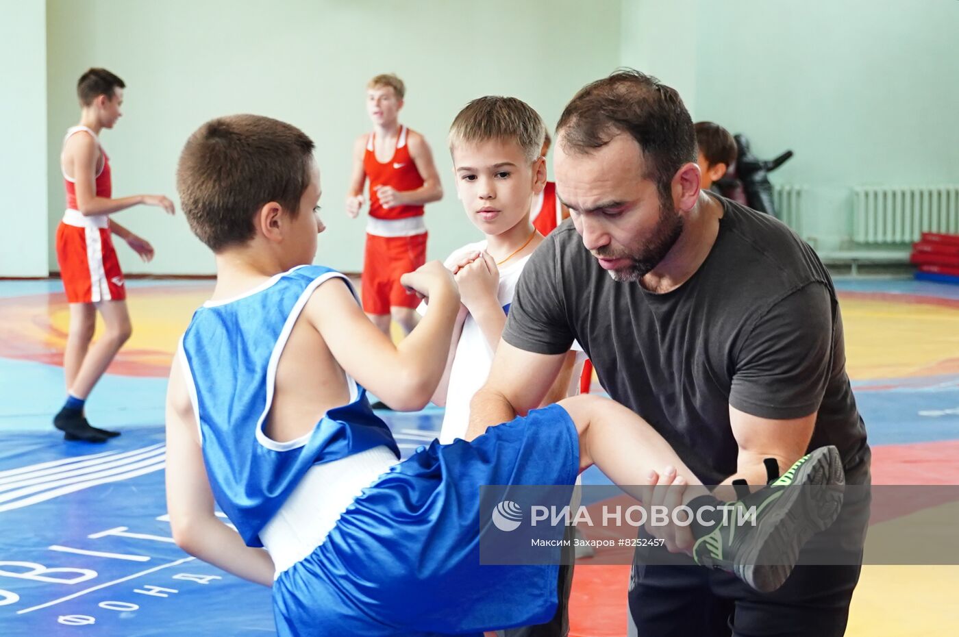 Спортсмены из РФ провели мастер-классы для детей в Луганске