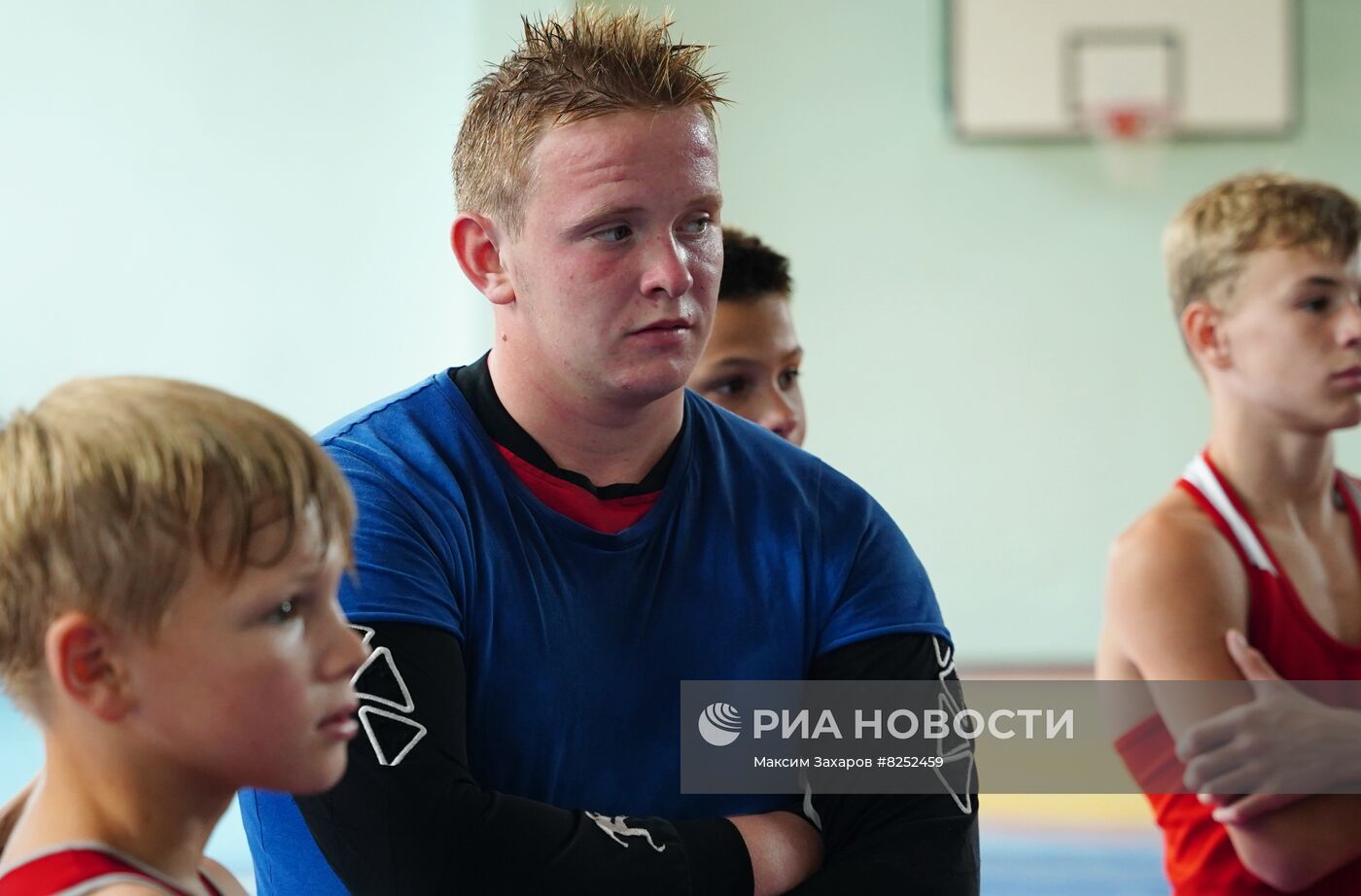 Спортсмены из РФ провели мастер-классы для детей в Луганске