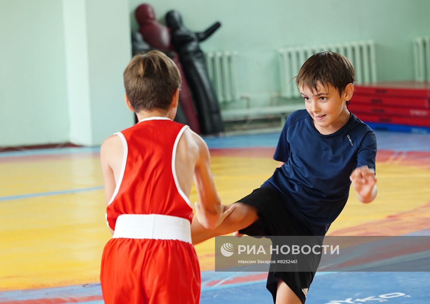 Спортсмены из РФ провели мастер-классы для детей в Луганске