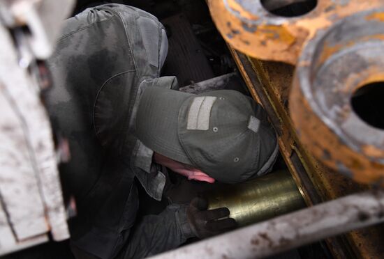 Работа экипажа 2С3 "Акация" в ходе спецоперации на Украине