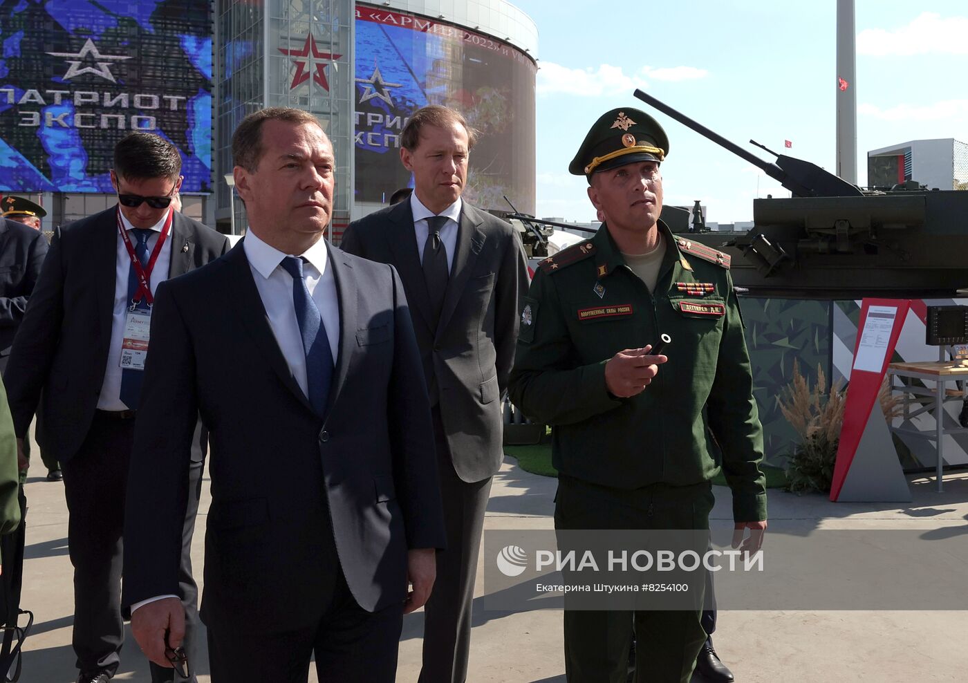 Заместитель председателя Совета безопасности РФ Д. Медведев посетил форум "Армия-2022"