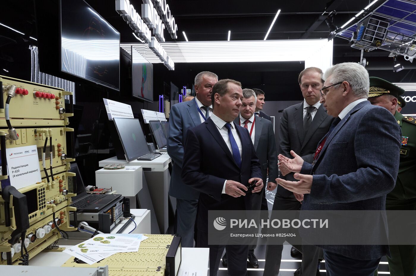 Заместитель председателя Совета безопасности РФ Д. Медведев посетил форум "Армия-2022"
