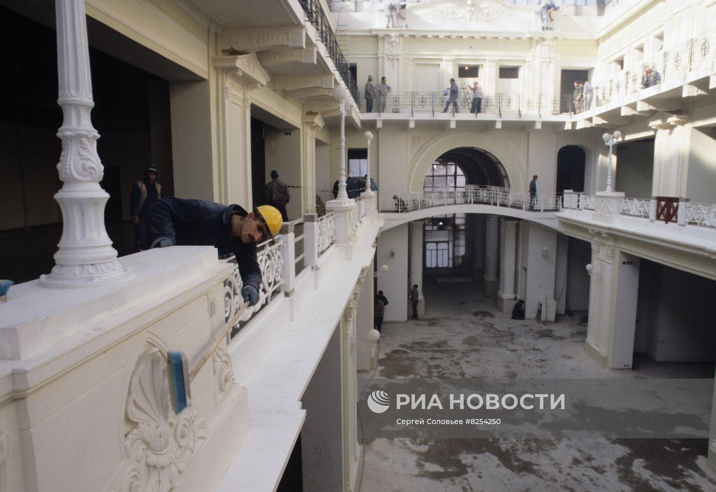 Реконструкция универмага "Петровский пассаж" в Москве