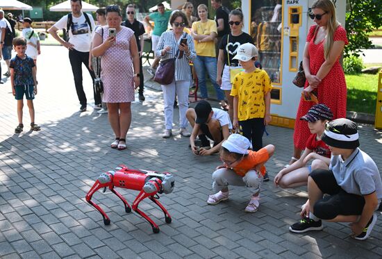 Собака-робот в Московском зоопарке 