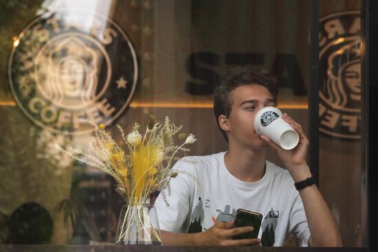 Кофейни сети Starbucks открылись под названием Stars Coffee