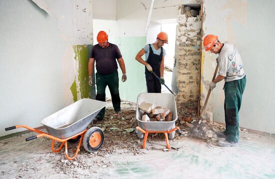 Подготовка к новому учебному году в Мариуполе