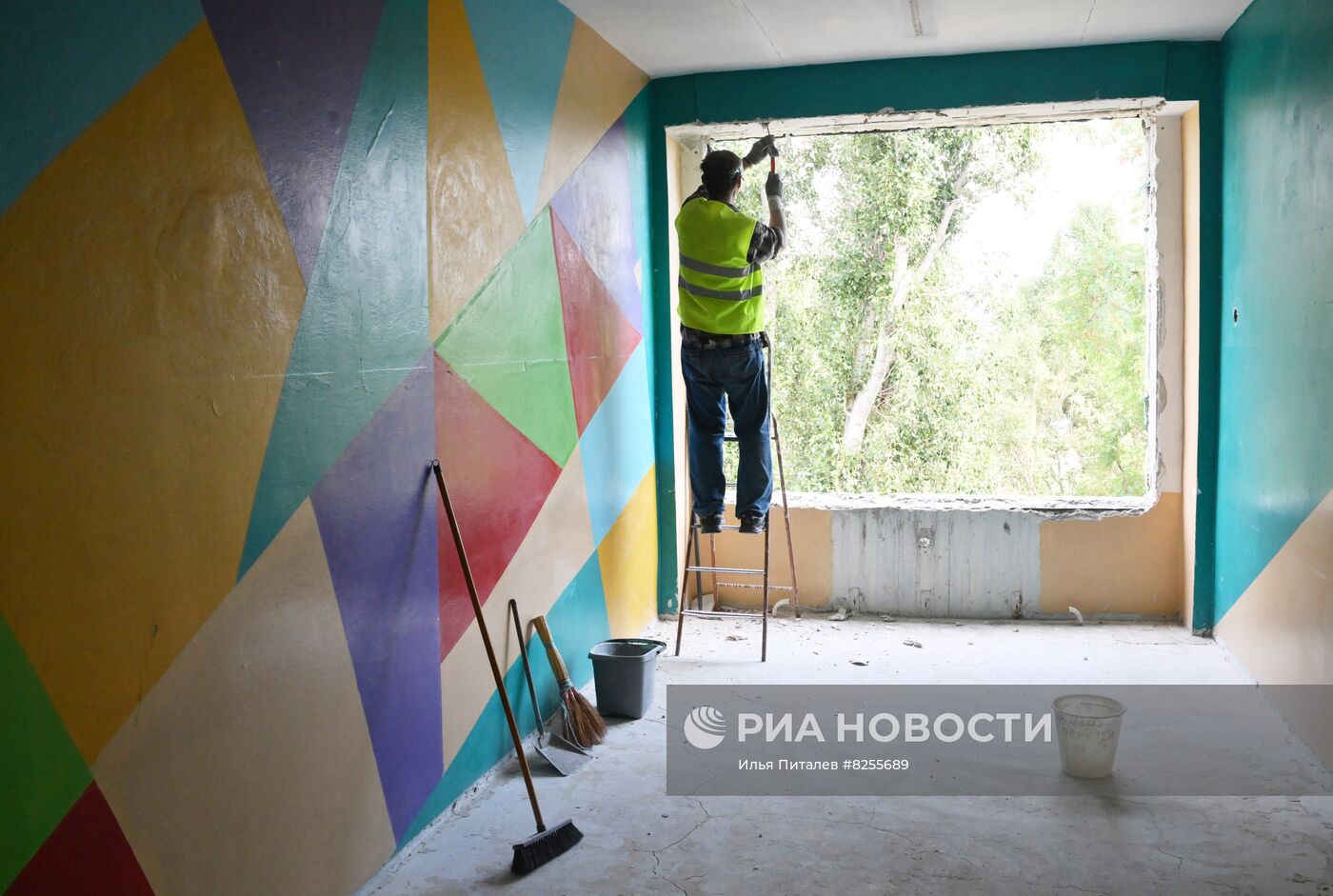 Подготовка к новому учебному году в Мариуполе