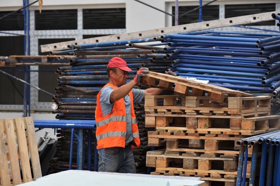 Подготовка к новому учебному году в Мариуполе