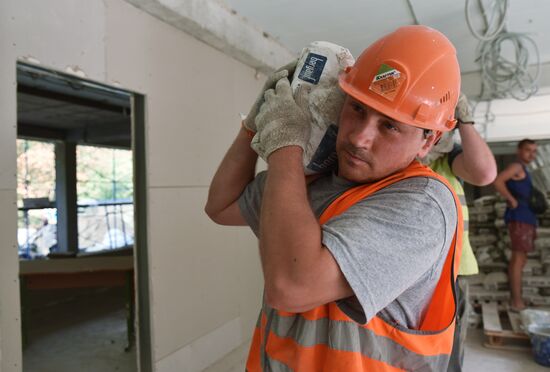 Подготовка к новому учебному году в Мариуполе