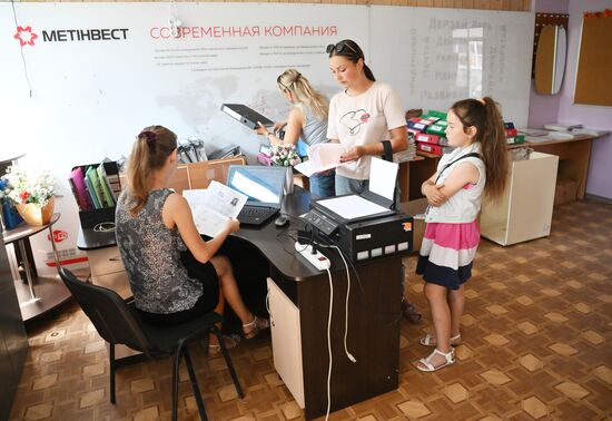 Подготовка к новому учебному году в Мариуполе