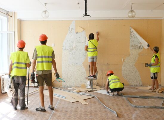 Подготовка к новому учебному году в Мариуполе