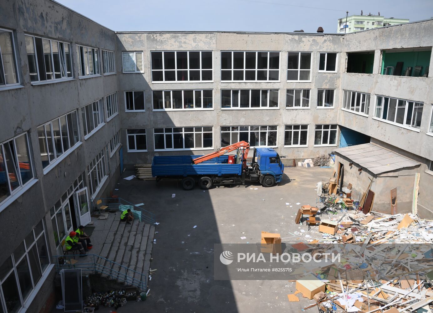 Подготовка к новому учебному году в Мариуполе