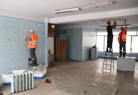 Подготовка к новому учебному году в Мариуполе