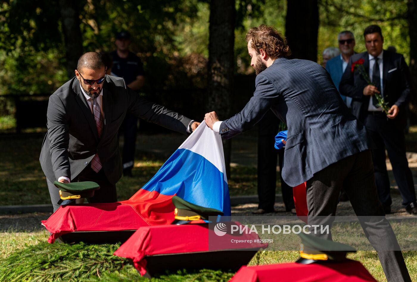 Перезахоронение праха советских воинов в Латвии