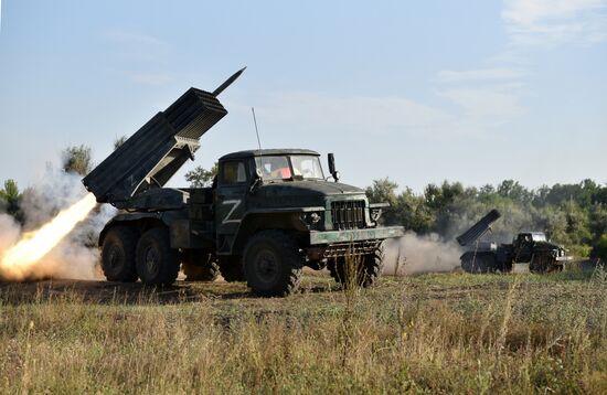 Работа РСЗО БМ-21 "Град" по позициям ВСУ на Авдеевском направлении