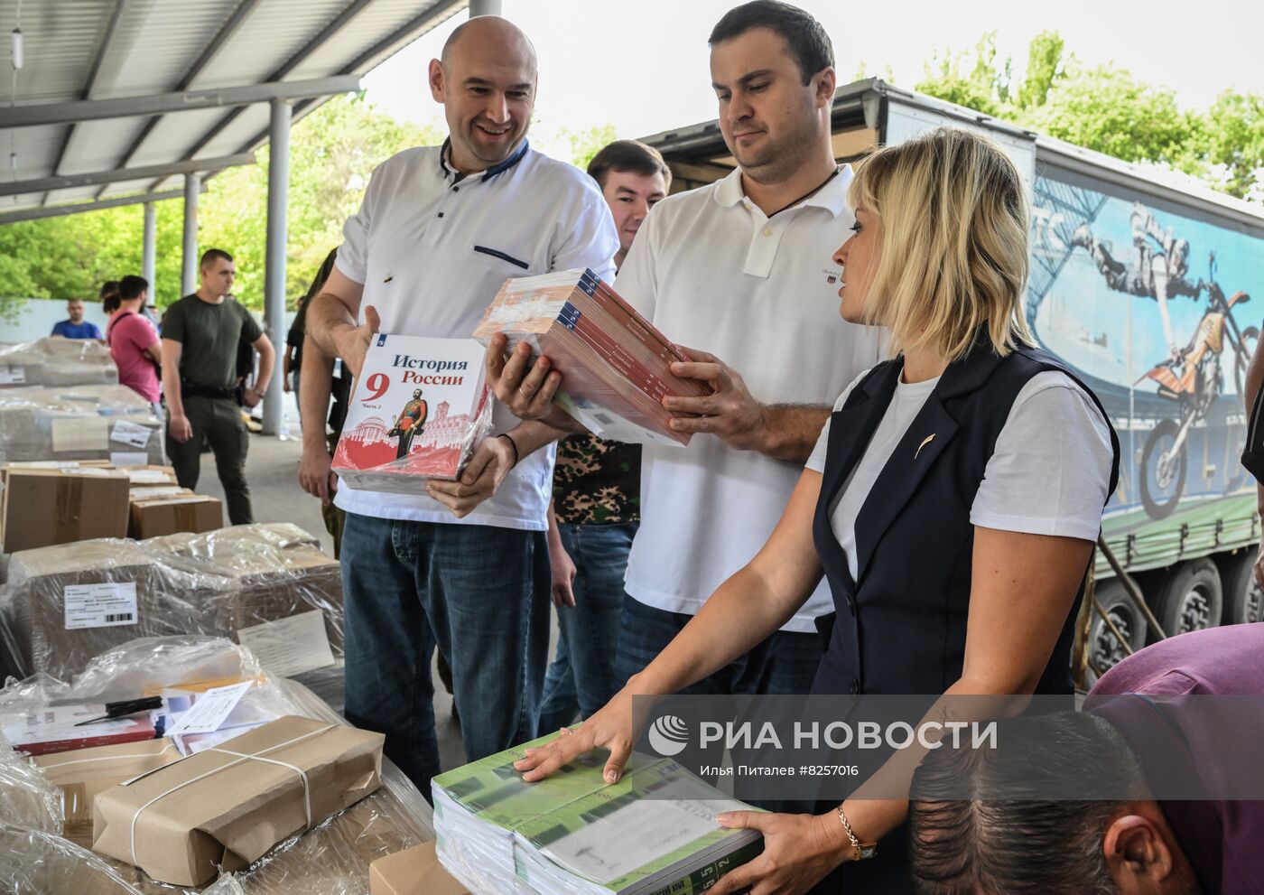 В ДНР к новому учебному году поступили учебники из России