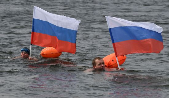 Заплыв по реке Енисей в честь Дня государственного флага РФ