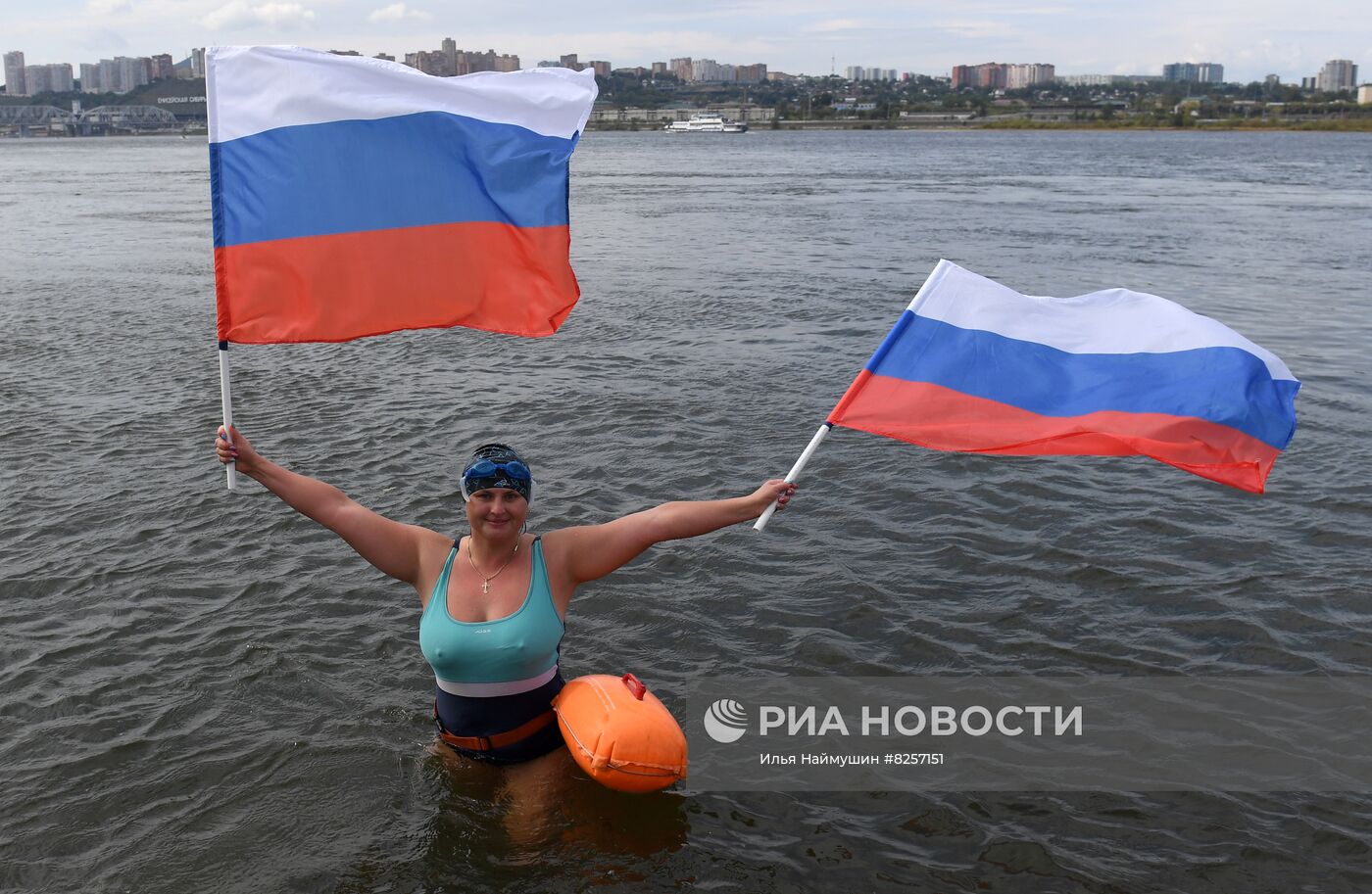 Заплыв по реке Енисей в честь Дня государственного флага РФ