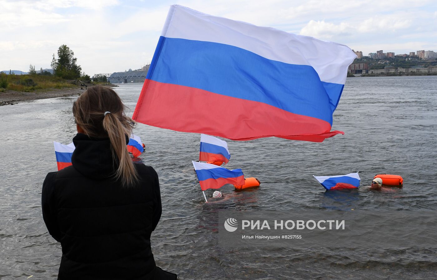 Заплыв по реке Енисей в честь Дня государственного флага РФ