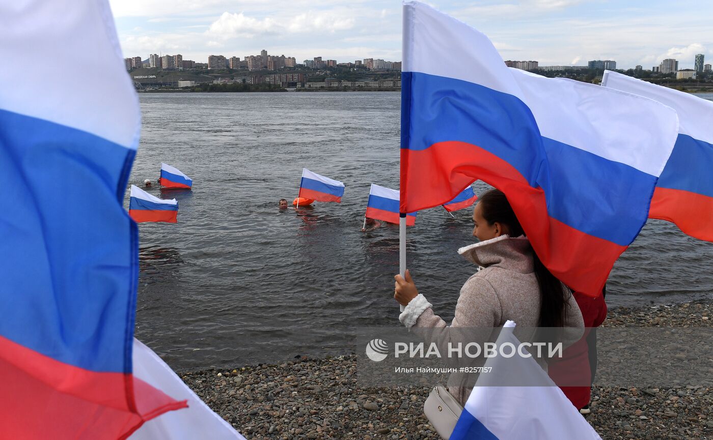 Заплыв по реке Енисей в честь Дня государственного флага РФ