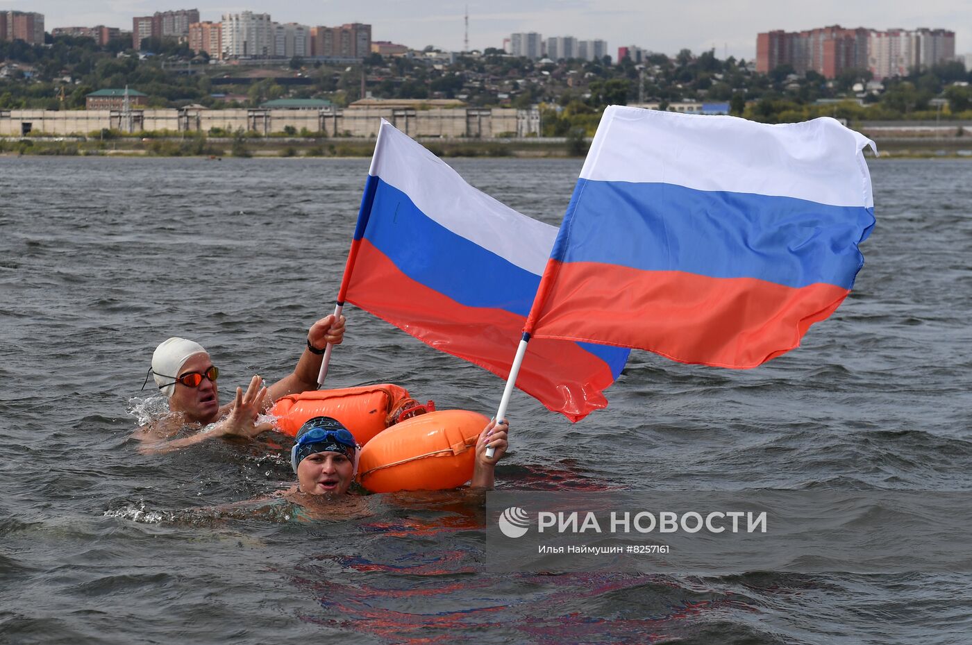 Заплыв по реке Енисей в честь Дня государственного флага РФ