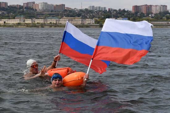 Заплыв по реке Енисей в честь Дня государственного флага РФ