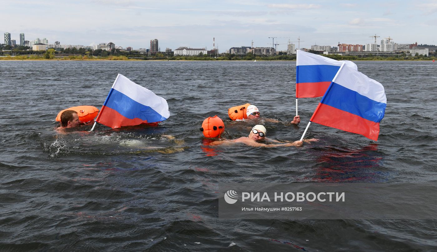 Заплыв по реке Енисей в честь Дня государственного флага РФ