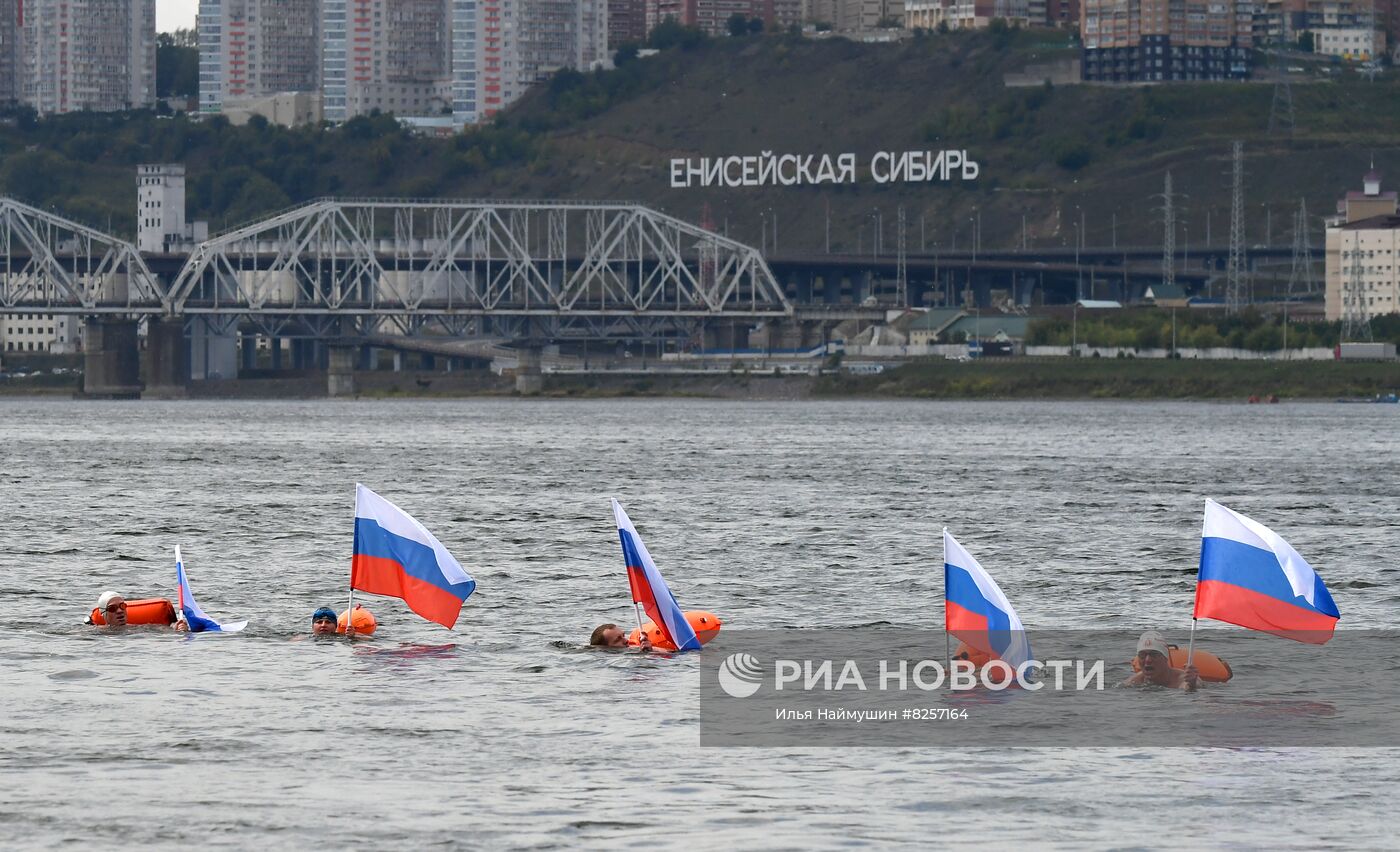 Заплыв по реке Енисей в честь Дня государственного флага РФ