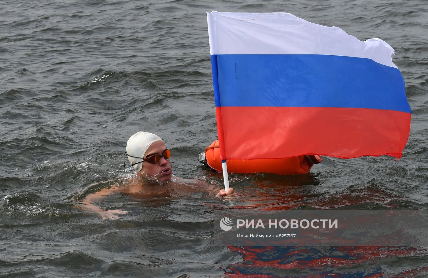 Заплыв по реке Енисей в честь Дня государственного флага РФ