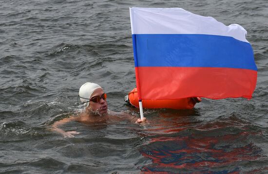 Заплыв по реке Енисей в честь Дня государственного флага РФ