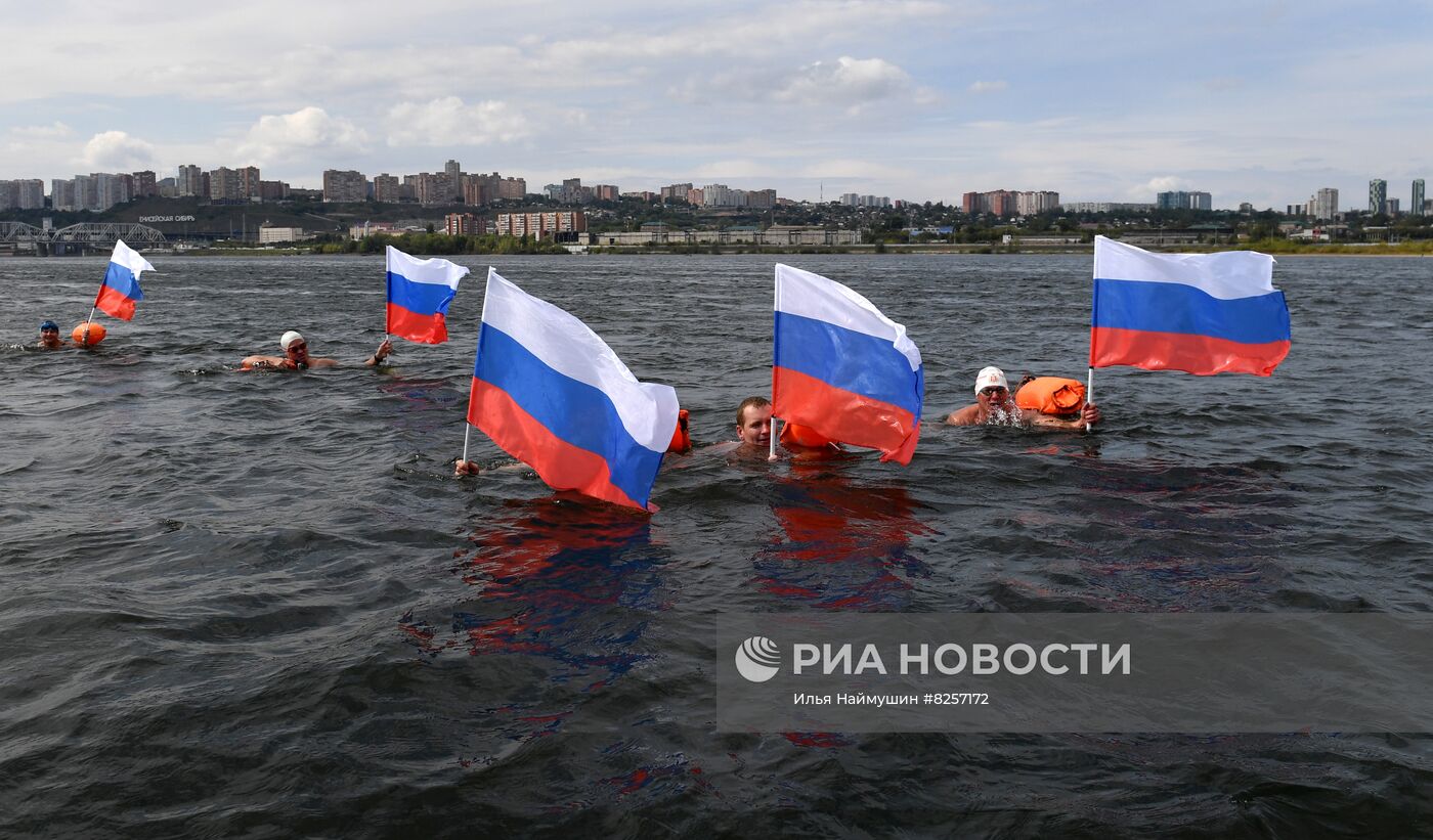 Заплыв по реке Енисей в честь Дня государственного флага РФ