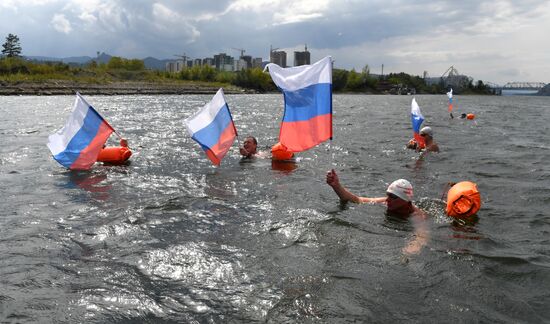 Заплыв по реке Енисей в честь Дня государственного флага РФ