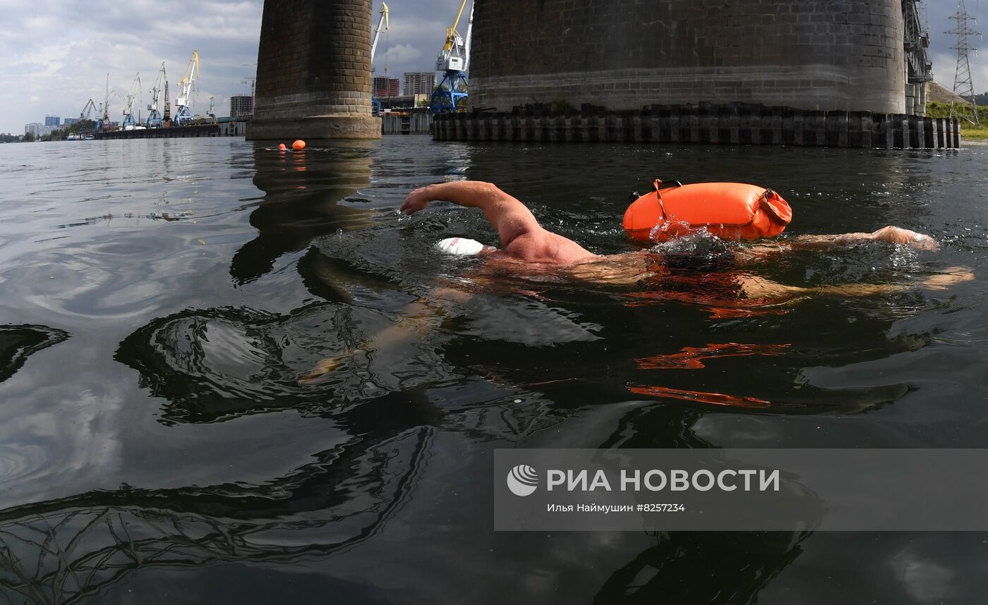 Заплыв по реке Енисей в честь Дня государственного флага РФ