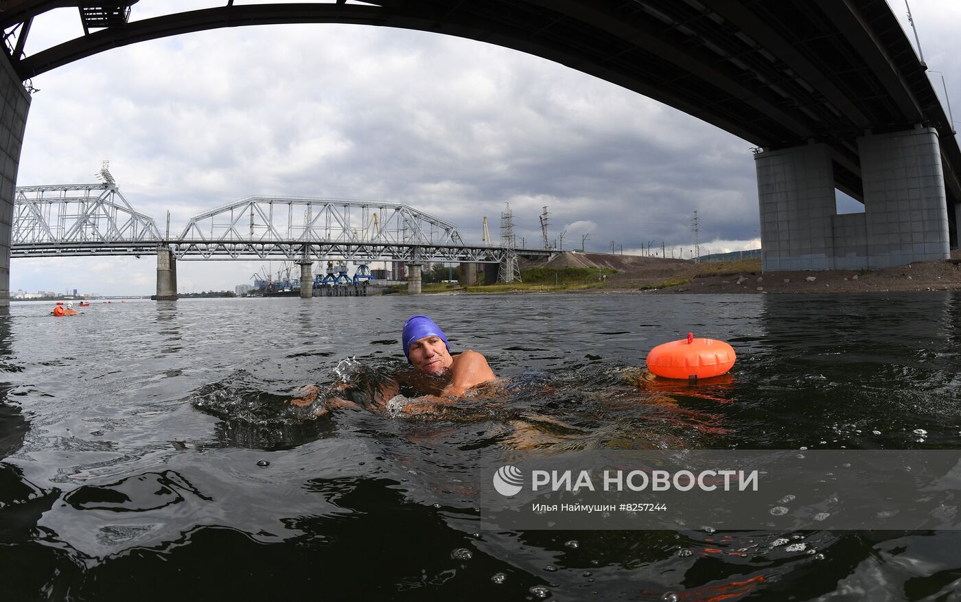 Заплыв по реке Енисей в честь Дня государственного флага РФ