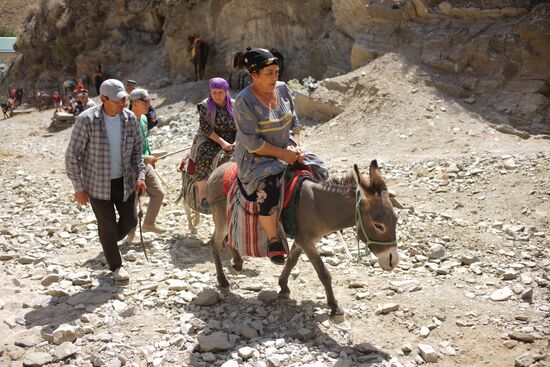 Туристы в горной зоне отдыха Хазрати Давуд в Самаркандской области
